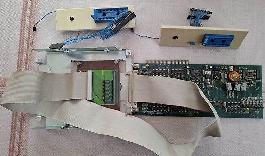 Elektronik-Baugruppen mit Flachbandkabeln und Steckern