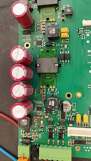 Foto einer bestückten Leiterplatte mit Elektrolytkondensatoren