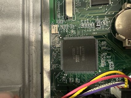 Nahaufnahme einer Leiterplatte mit SHARP ARM Mikrocontroller
