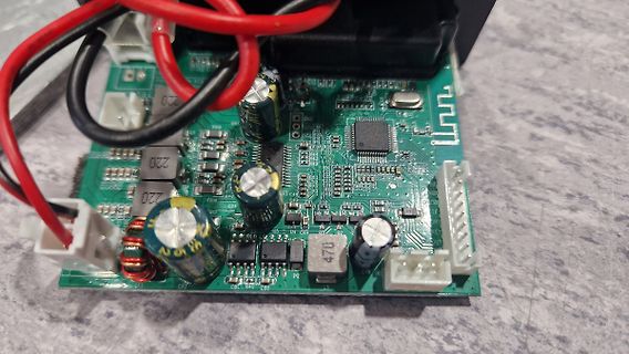 Bestückte Leiterplatte mit Elektrolytkondensatoren und Kabeln