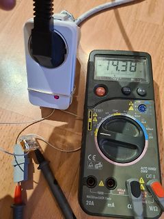 Multimeter misst Spannung an einem Netzteil