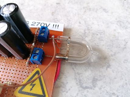 Aufbau einer Schaltung mit Elektrolytkondensatoren und Glühlampe