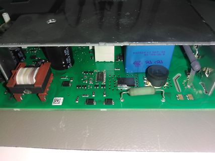 Innenansicht einer Leiterplatte mit elektronischen Bauteilen