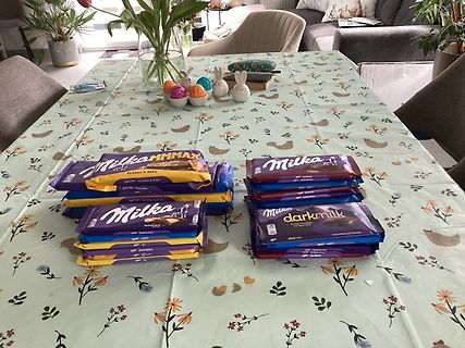 Milka Schokoladenriegel auf einem gedeckten Tisch