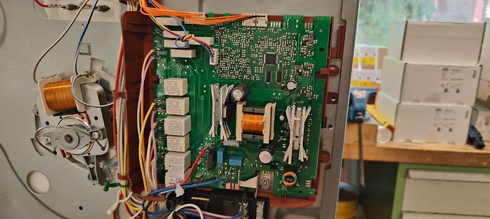 Elektronikplatine mit Transformatoren und Kabeln