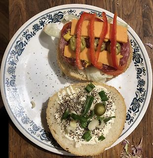 Sandwich auf weißem Teller