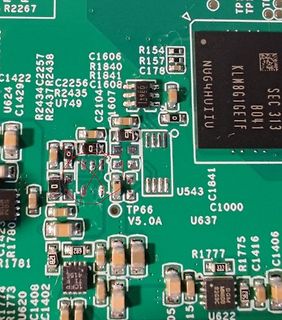 Nahaufnahme einer Leiterplatte mit SMD-Bauteilen