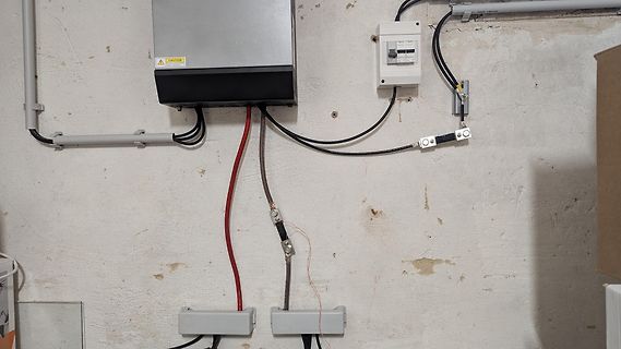 Elektrische Installation an einer Wand