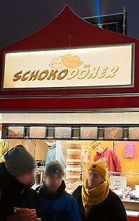 Schokodöner Imbissstand mit Kunden