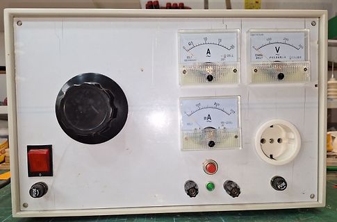 Labornetzteil mit Analoganzeigen