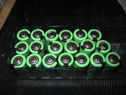 Grüne Batterien in einer Kunststoffbox