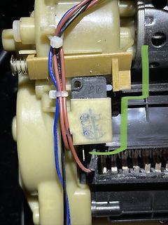 Elektrische Verkabelung an einem Kunststoffgehäuse