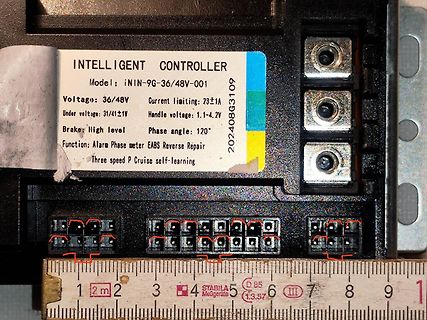 Intelligent Controller Typenschild und Anschlüsse
