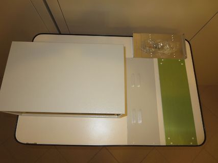Verpackung und Teile auf einer weißen Oberfläche