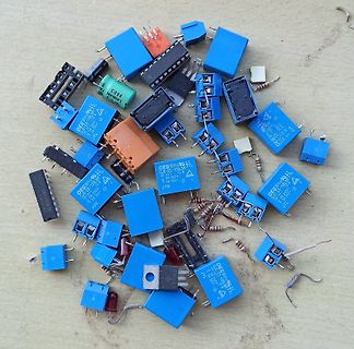 Diverse elektronische Bauteile wie Relais und ICs