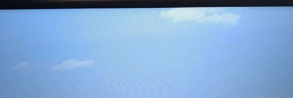 Blauer Himmel mit vereinzelten Wolken
