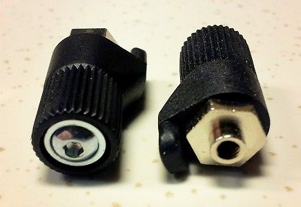 Zwei schwarze Adapterstecker