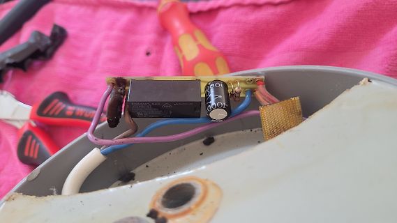 Geöffnetes Netzteil mit Bauteilen und Kabeln