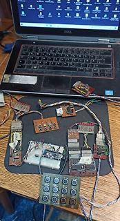 Elektronik-Prototyp mit Leiterplatten und Breadboard auf Laptop