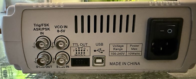 Rückseite eines elektronischen Geräts mit Anschlüssen
