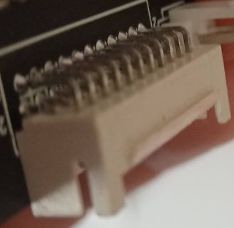 Näheraufnahme eines Anschlusssteckers auf einer Platine