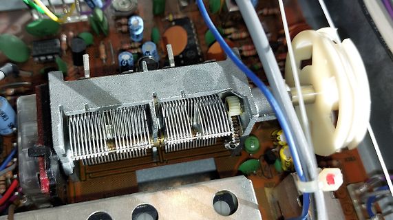 Nahaufnahme eines mechanischen Bauteils auf einer Leiterplatte