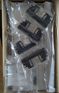 Schwarze Kunststoffhalterungen in Plastikverpackung