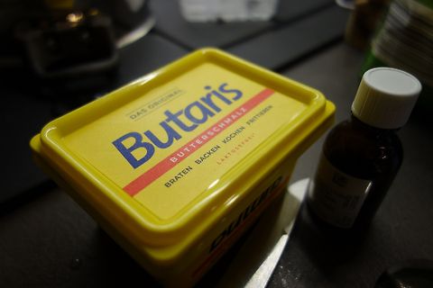 Gelbe Butterdose und Fläschchen