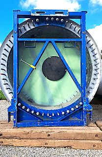Großer runder Metallbehälter in blauem Transportrahmen