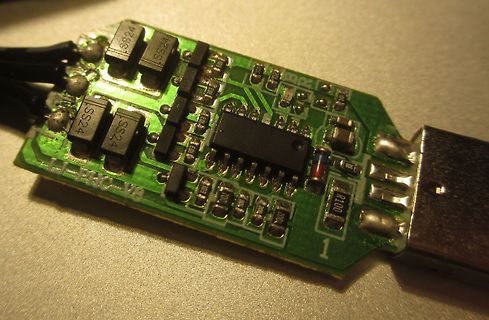 Nahaufnahme einer bestückten Leiterplatte mit USB-Anschluss
