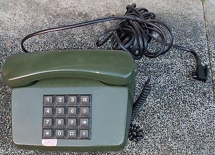 Grünes Festnetztelefon mit Tastatur