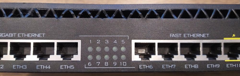 Vorderseite eines Netzwerk-Switches mit Ethernet-Ports