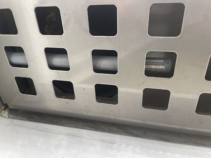 Metallgehäuse mit Lüftungsschlitzen