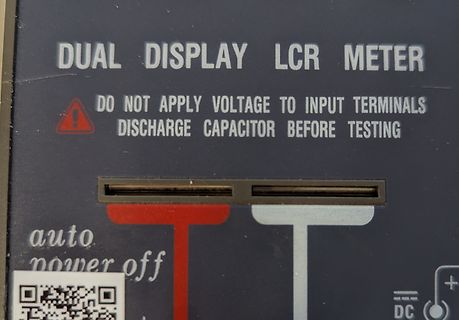 Beschriftung eines LCR-Messgeräts