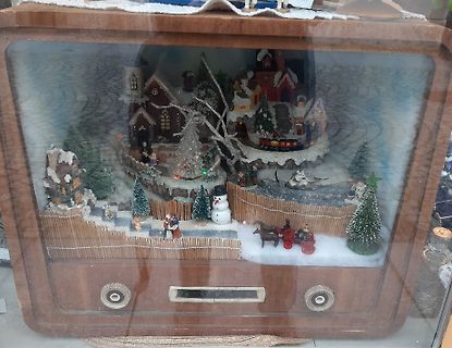 Weihnachtsdorf in einem alten Radio-Gehäuse
