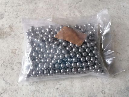 Metallkugeln in einer Plastiktüte