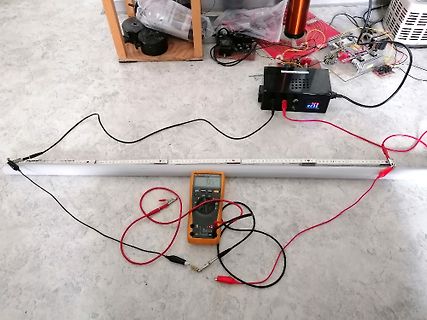 Elektrischer Aufbau mit Multimeter und Netzteil