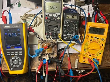 Mehrere Multimeter an einem Messaufbau
