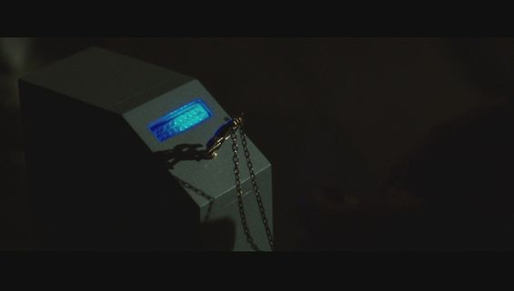Elektronikgerät mit blau leuchtendem Display und Kette