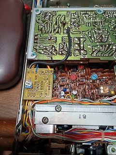 Innenansicht eines geöffneten elektronischen Geräts mit Leiterplatten