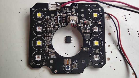Bestückte kreisförmige Leiterplatte mit LEDs und Bauteilen