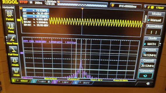 Abfotografiertes Rigol Oszilloskop mit FFT-Analyse