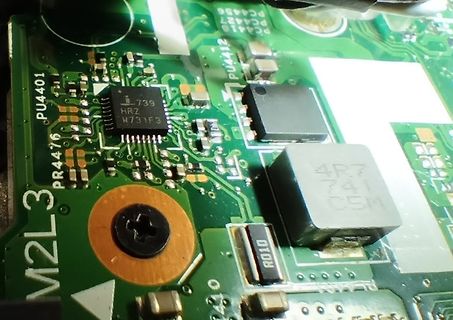 Nahaufnahme einer Leiterplatte mit elektronischen Bauteilen