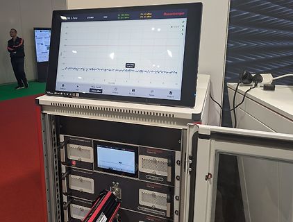 Messgerät mit Display in einem Rack