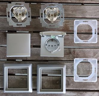 Elektroinstallation Komponenten auf Holzuntergrund