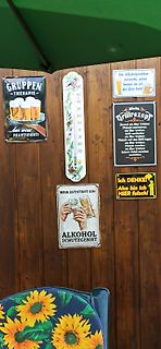 Diverse Bier-Schilder an einer Holzwand