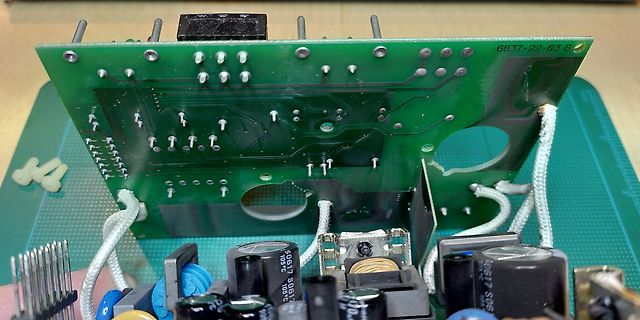 Foto einer Leiterplatte mit elektronischen Bauteilen