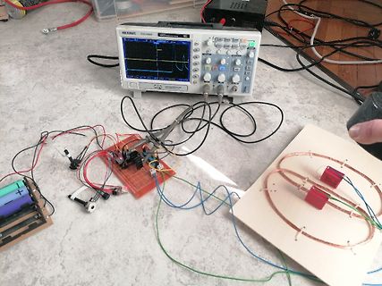 Elektronik-Versuchsaufbau mit Oszilloskop und Spulen