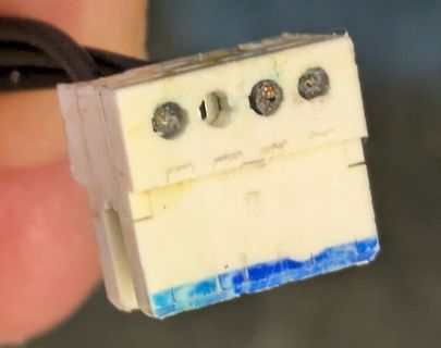 Elektrischer Steckverbinder mit Kabeln