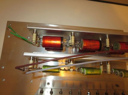 Aufbau mit Elektrolytkondensatoren auf Metallplatte